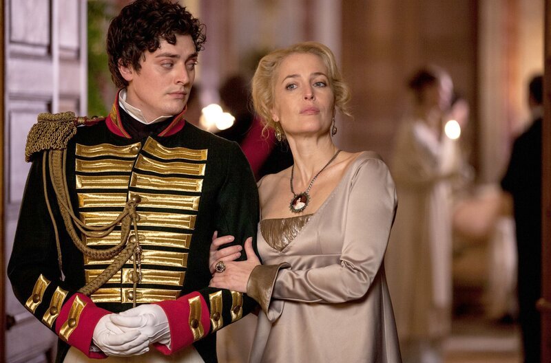 Boris (Aneurin Barnard, li.), Anna Pavlovna (Gillian Anderson, re.) – Bild: WDR/​BBC