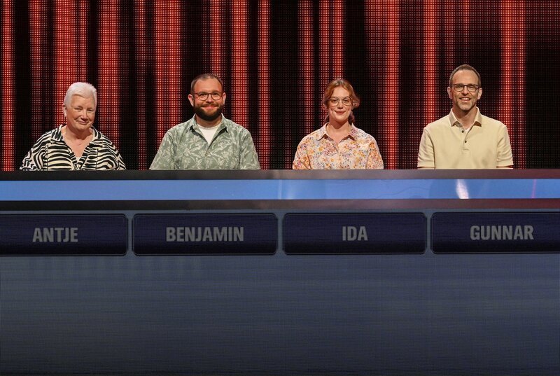 ARD GEFRAGT – GEJAGT FOLGE 888, „Alexander Bommes präsentiert beliebtes Quizformat“, am Montag (11.08.25) um 18:00 Uhr im ERSTEN. Aufzeichnung zum ARD-Quiz „Gefragt-Gejagt“  Die Kandidaten (v.l.n.r. am Panel): Antje Oestmann, Benjamin Groß, Ida Klein, Gunnar Hoff. – Bild: ARD/​Uwe Ernst