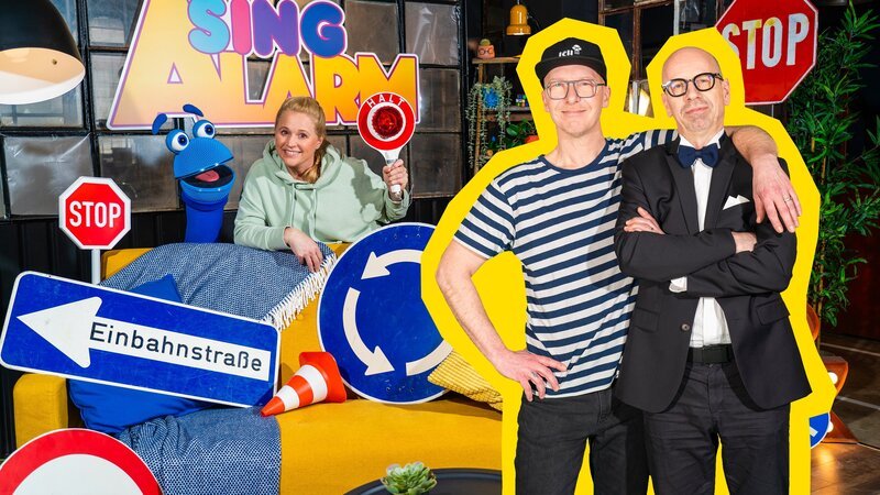 Beim Fahrradfahren sind echt viele Verkehrsregeln zu beachten. Gut, dass ICH & HERR MEYER mit ihrem Song „Hin und Her“ Singa und dem SingDing helfen können und für Durchblick im Schilderwald sorgen! – Bild: ZDF/​Tim Bornemann