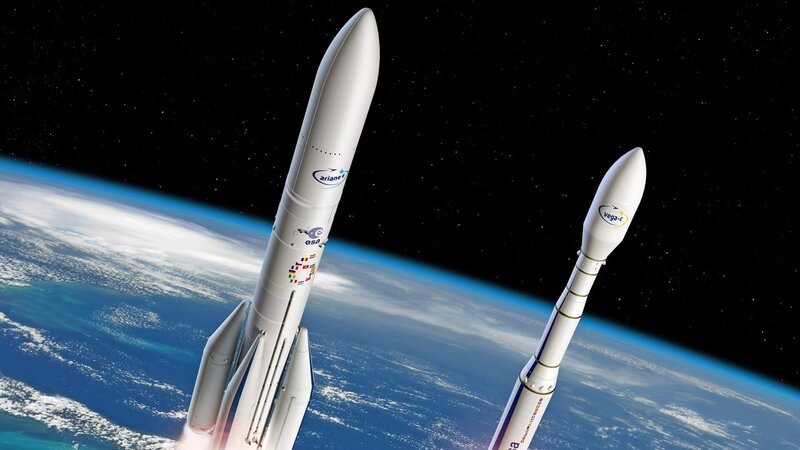 Ariane 6 und Vega-C im Erdorbit – so oder so ähnlich könnte die nächste Generation europäischer Trägerraketen aussehen. – Bild: ESA /​ Stephane Corvaja