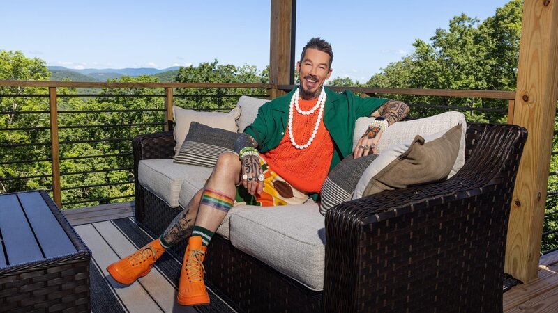 Host David Bromstad at the Hornbeam Hills house in Cherry Log, Georgia, as seen on My Lottery Dream Home, Season 17. – Bild: Jessica McGowan /​ Warner Bros. Discovery, Inc. or its subsidiaries and affiliates
