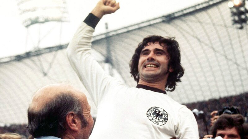 Torschütze Müller (M.) nach dem WM-Sieg 1974. Nach dramatischem Verlauf und einer zweiten Halbzeit voller Druck durch die Niederländer konnte die deutsche Mannschaft am 07.07.1974 in München das Fußball-WM-Finale glücklich mit 2:1 für sich entscheiden. – Bild: phoenix/​ZDF/​Karl Schnoerrer