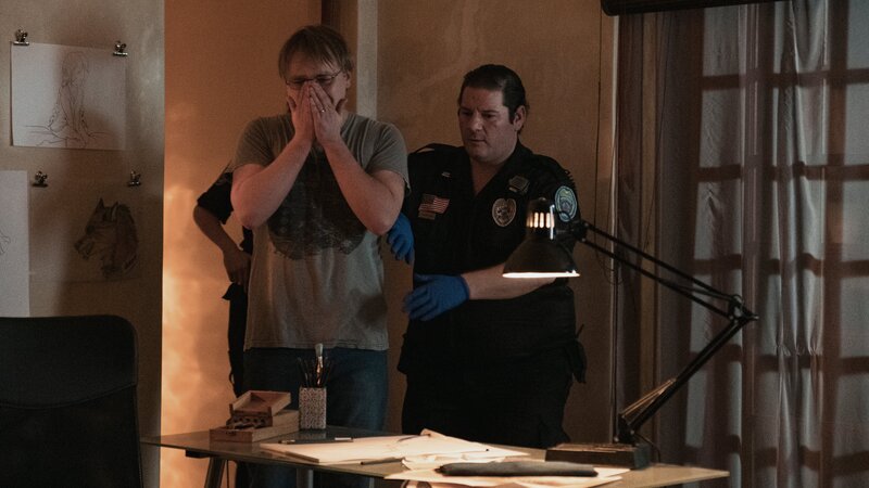 Drama: James Sharp cries and the police hold him back – Bild: Discovery Communications, LLC/​Raquel Fernandes