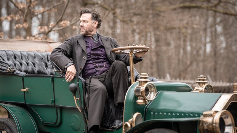 Schwarzes Gold – Episode 2: Ader Engländer Tyler Robertson (Marton Csokas) wittert große Geschäfte in dem kleinen Dorf Wiedholt in der Lüneburger Heide. – Bild: NDR/​Boris Laewen /​ NDR Presse und Information