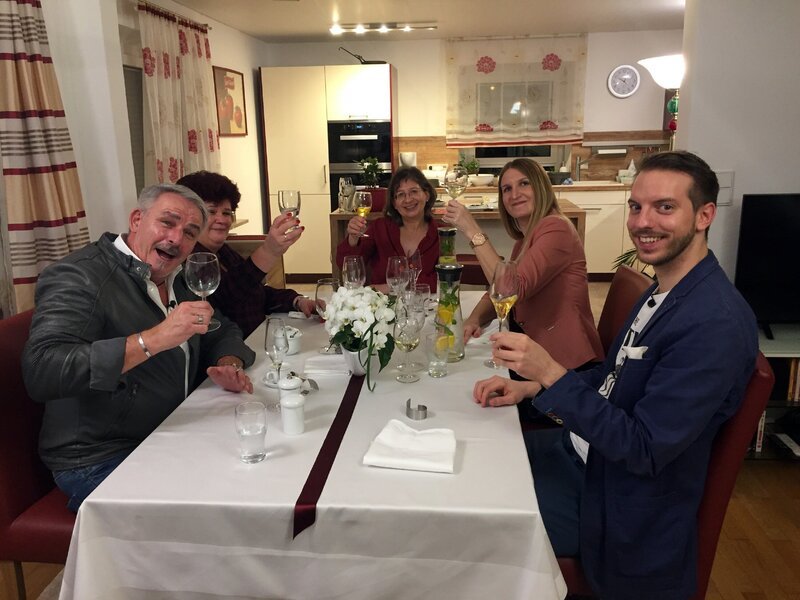 V.l.: Volker, Renate, Gastgeberin Susanne, Romina und Marius – Bild: MG RTL D /​ ITV Studios