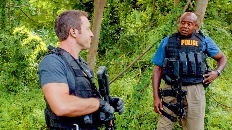 Während Kono ihre Suche nach Adam weiter fortsetzt, hilft Steve (Alex O’Loughlin, l.) Lou (Chi McBride, r.) dabei, das Verschwinden eines Freundes aufzuklären … – Bild: 2013 CBS BROADCASTING INC. All Rights Reserved. Lizenzbild frei