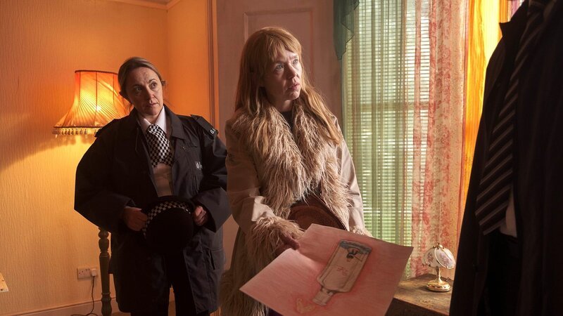 Jane Barker (Lucy Thackeray, l.) und Delia Balmer (Anna Maxwell Martin, r.) – Bild: AXN Black