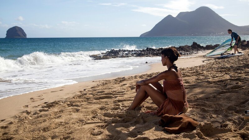 Für Mélissa Sainte-Rose (Sonia Rolland) beginnt ein neuer Lebensabschnitt. Sie ist mit ihren beiden Kindern wieder in ihre alte Heimat Martinique gezogen, um dort als Kriminalbeamtin zu arbeiten. – Bild: Honorarfrei – nur für diese Sendung inkl. SocialMedia bei Nennung ZDF und Matthieu Guitteaud/​FTV.