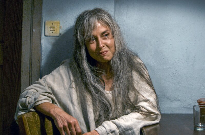 Edith (Susanne Wolff) ist Außenseiterin im Dorf und hat sich damit abgefunden. – Bild: SWR/​Aleksandra Medianikova