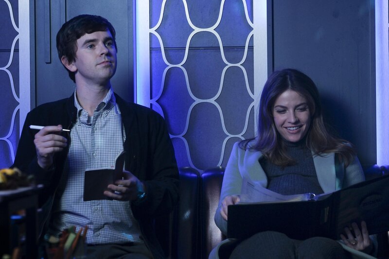 Dr. Shaun Murphy (Freddie Highmore) und Lea Dilallo (Paige Spara). – Bild: RTL /​ 2023 Sony Pictures Entertainment