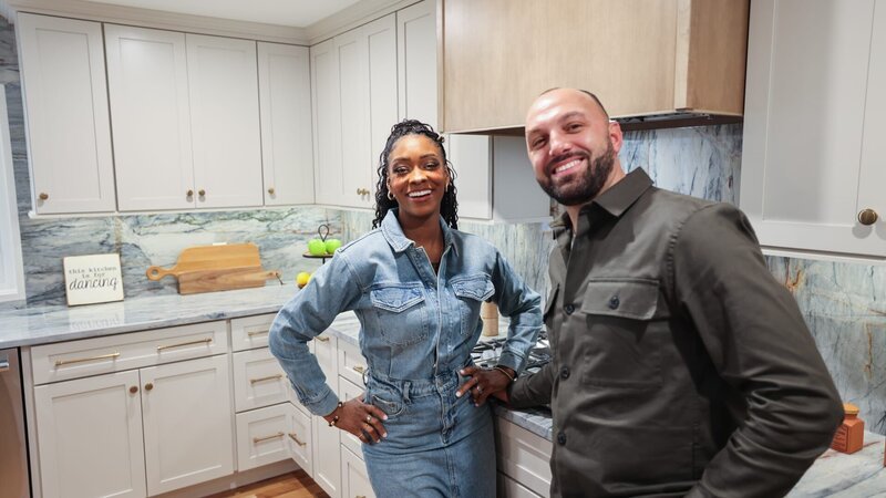 Posed shot of Mike and Denese in the kitchen. As seen on HGTV’s Fix My Frankenhouse season 2. – Bild: Warner Bros. Discovery, Inc. or its subsidiaries and affiliates