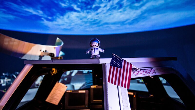 Zimmer mit Erdblick: Astro-Mainzel auf dem Dach des Cupola-Simulators bei der NASA in Houston. – Bild: ZDF und Maike Simon