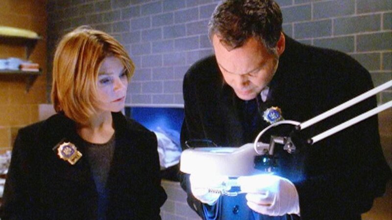 Dank DNA-Spuren auf einer Armbanduhr kommen Goren (Vincent D’Onofrio) und Eames (Kathryn Erbe) dem Mörder auf die Spur. – Bild: MG RTL D