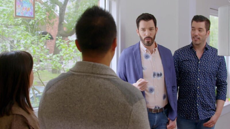 Jonathan (2.v.r.) und Drew (r.) mit einem potenziellen Hauskäufer. – Bild: Warner Bros. Discovery