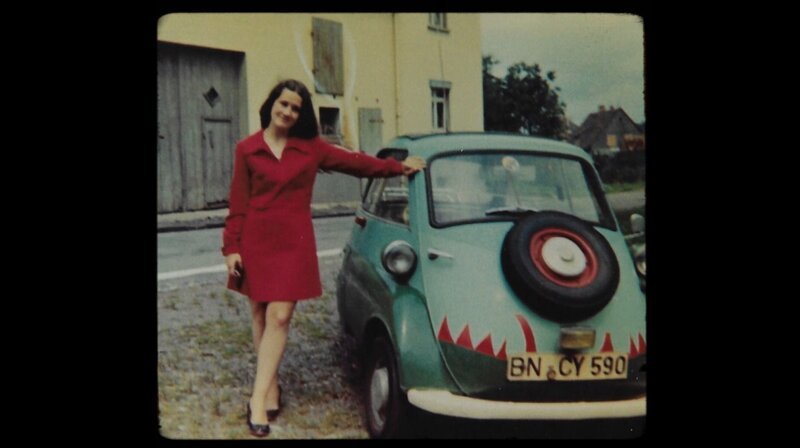 Die junge Jutta Beyer-Vollprecht lehnt an ihrer Isetta. (private Aufnahme undatiert) – Bild: WDR/​privat