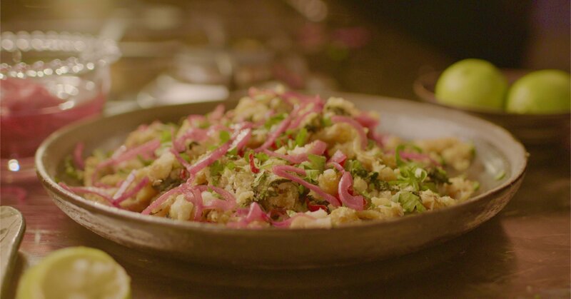 Nigella fügt eine sehr britische Zutat zu ihrer Version der Bhorta hinzu. – Bild: BBC MMXX