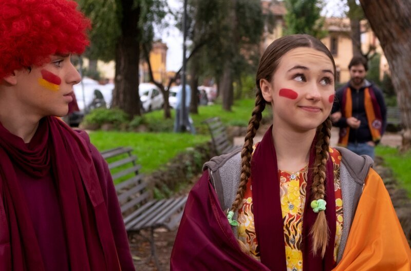 Lucy (Kensington Tallman, 3.v. l.) bekommt Mac and Cheese zu Thanksgiving und hofft auf den perfekten Feiertag. – Bild: SWR/​HR/​Red Monk Studios srl/​HSR S1 (FGM) Inc.