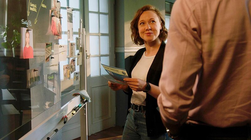 Sophia Strasser (Katharina Leonore Goebel) vor der Ermittlungswand im Kommissariat – neue Hinweise bringen Bewegung in den Fall. – Bild: ARD/​Lucky Bird Pictures/​Luis Koppelkamm