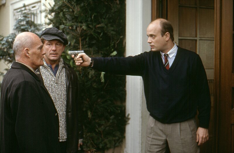 Von links: Rudolf Wenisch (Hans-Michael Rehberg), Ivo Batic (Miroslav Nemec) und Rainer Wenisch (Christian Berkel). – Bild: BR/​MTM Cineteve GmbH/​Laurent Trümper