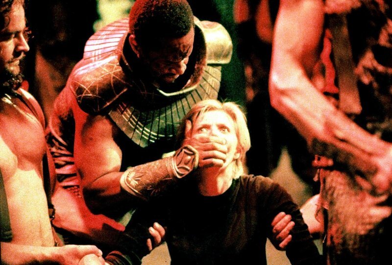 Sam (Amanda Tapping, mi.) wird zu Apophis gebracht, der sofort den Erinnerungschip hinter ihrem Ohr entdeckt … – Bild: RTL II