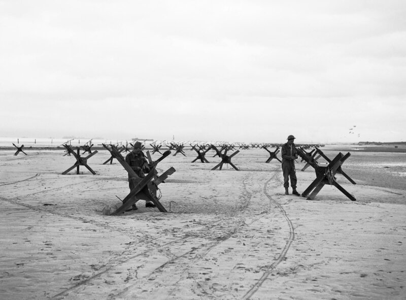 D-Day am 6. Juni 1944: Die britische 2. Armee bereiten sich darauf vor, zwei der vielen Strandhindernisse zu zerstören, die den Vormarsch einer Invasionsarmee behindern sollen  +++ – Bild: RTL /​ Admiralty Official Collection /​ D-Day – 1944