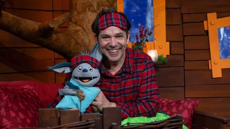 Juri und Fidi übernachten im Baumhaus. Fidi möchte versuchen die Wichtel diese Nacht zu sehen und filmt dafür mit dem Tablet. – Bild: KiKA