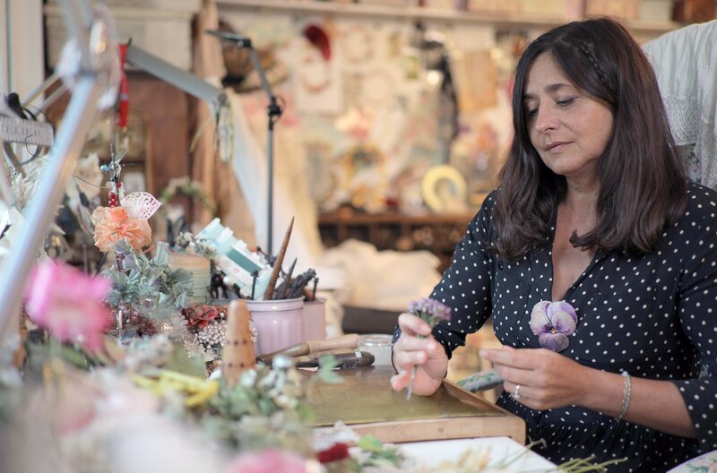 Blumenkünstlerin Séverina Lartigue in ihrem Atelier in der Normandie: Sie arbeitet für die Giganten der Modebranche. – Bild: Medienkontor/​Mike Dielhenn