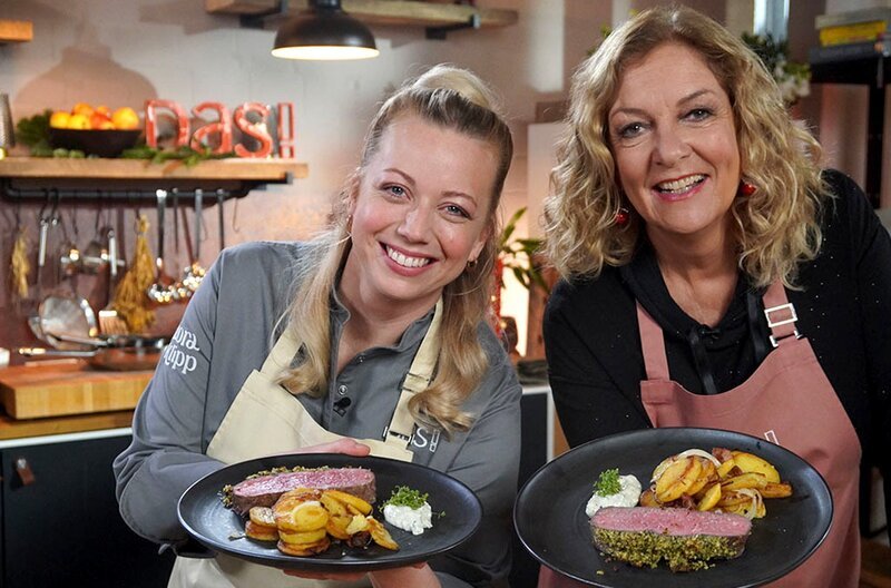 NDR Fernsehen DAS! KOCHSTUDIO – Roastbeef mit Bratkartoffeln und Remouladensoße; Weihnachtsmenü mit Zora Klipp und Bettina Tietjen. – Bild: NDR