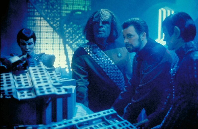 Trauer auf der Enterprise: Geordi und Ro Laren wurden für tot erklärt. Bei der Rückkehr von einem zerstörten romulanischen Schiff wurden sie nicht mehr rematerialisiert. – Bild: CBS Paramount