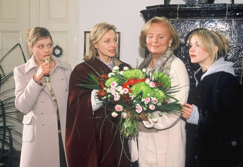 Hildegard Reimund (Ruth Maria Kubitschek, 2.v.re.), eine wohlhabende ältere Dame, wünscht sich ein Enkelkind. Ihre drei Töchter Susanne (Susanna Simon, li.), Anja (Tina Ruland, re.) und Regina (Marita Marschall) haben jedoch andere Familienpläne. – Bild: MDR/​Degeto/​Katrin Knoke
