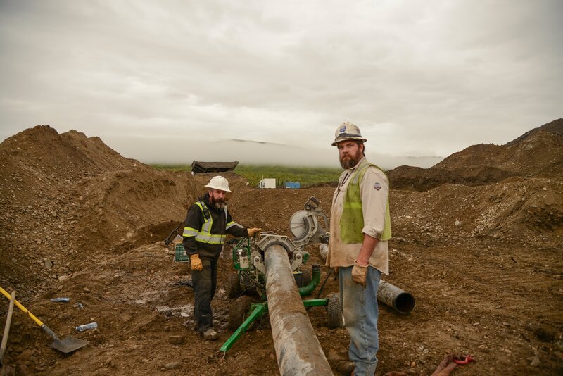 Ryan Hofer and Ben Hudack repairing water line. – Bild: Discovery Channel /​ Discovery Communications