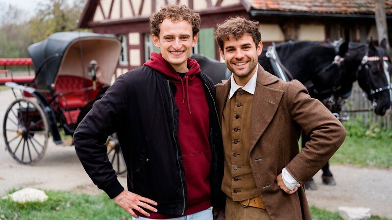 Julian (links) am Set von „Der starke Hans“ mit dem Schauspieler Lucas Reiber. – Bild: BR/​megaherz gmbh/​Hans-Florian Hopfner