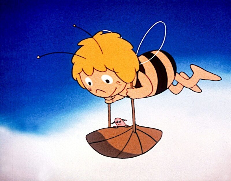 „Biene Maja“, „Wie Maja einen Floh rettet.“ Es ist Herbst. Der erste kalte Tag bringt unsere Insekten in Verlegenheit. Maja findet einen neuen Freund, einen kleinen zitternden Floh namens Kitti. Das Flohmädchen ist schon ganz erschöpft, da sie lange nichts mehr zu essen bekommen hat. Maja päppelt Kitti auf. – Bild: ORF/​ZDF/​Apollo-Film