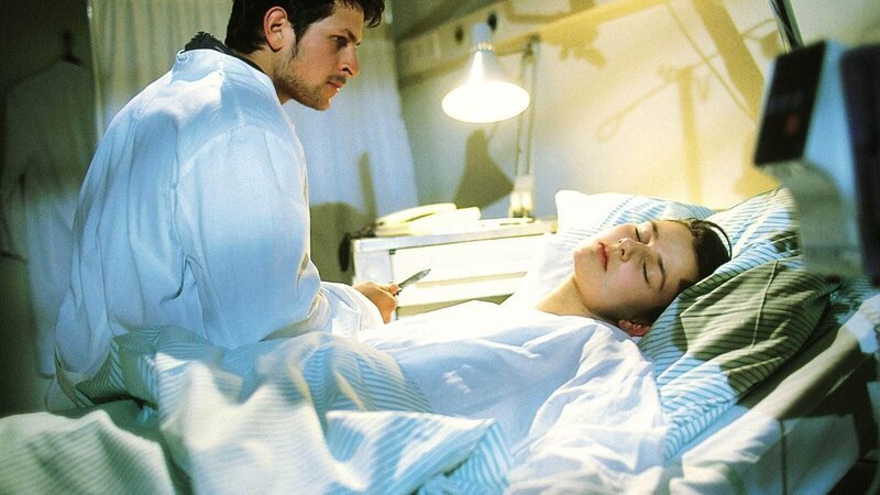 Der Täter besucht sein Opfer. Tobias (Oliver Elias) hat Birgit (Anette Renneberg) niedergestochen. Sie liegt schwerverletzt im Krankenhaus. – Bild: Foto: MG RTL D /​ Elke Werner Die Verwendung des Materials der Mediengruppe RTL ist nur zur redaktionellen Berichterstattung im Zusammenhang mit der jeweiligen Sendung unter Angabe der Credits/​Quellenangabe und Beachtung der unter http:/​/​kommunikation.RTL.