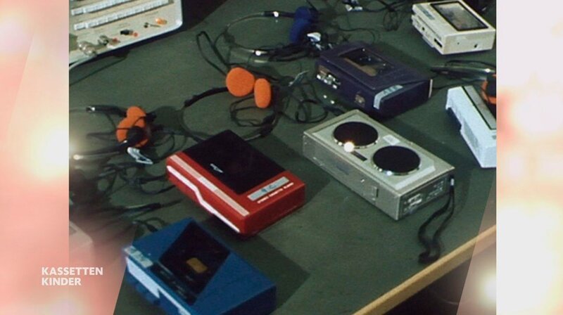 Wie viel Spaß hat es gemacht, die ersten Mix-Tapes für den großen Schwarm aufzunehmen oder nach der Schule mit der besten Freundin am Kiosk eine gemischte Tüte zu kaufen. – Walkman und Kassettenrecorder – Bild: WDR