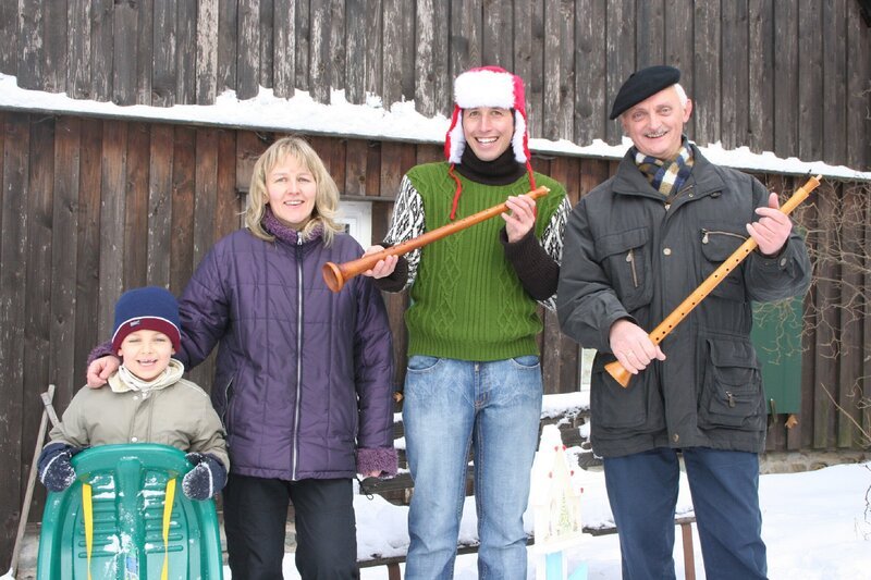 Willi mit Familie Schmidt vor ihrer Werkstatt – Bild: BR/​megaherz