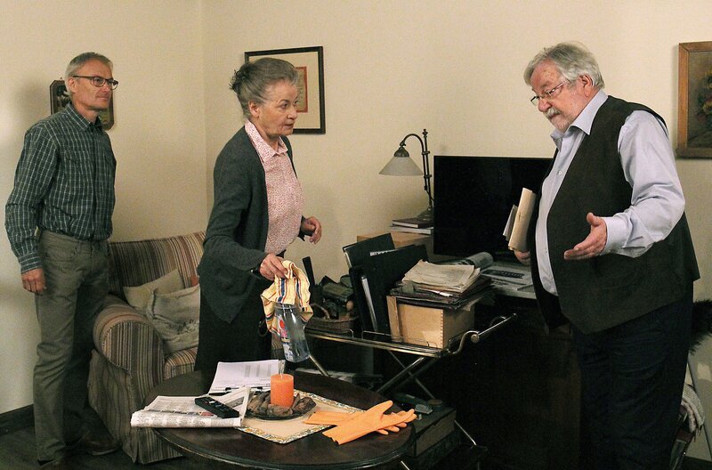 Beim Räumen mit Karl (Peter Schell, li.) ärgert sich Johanna (Ursula Cantieni, Mi.) dass Hermann (Wolfgang Hepp, re.) und sie zum Umzug in die neue Stube nicht gleich auch neue Möbel gekauft haben. – Bild: SWR/​Johannes Krieg