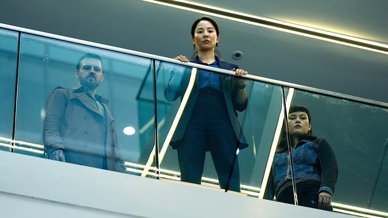 L-R: Matthew Nolan (Richard Armitage), Hana Li (Jing Lusi), Jess Li (Jemma Moore) – Bild: Bad Wolf