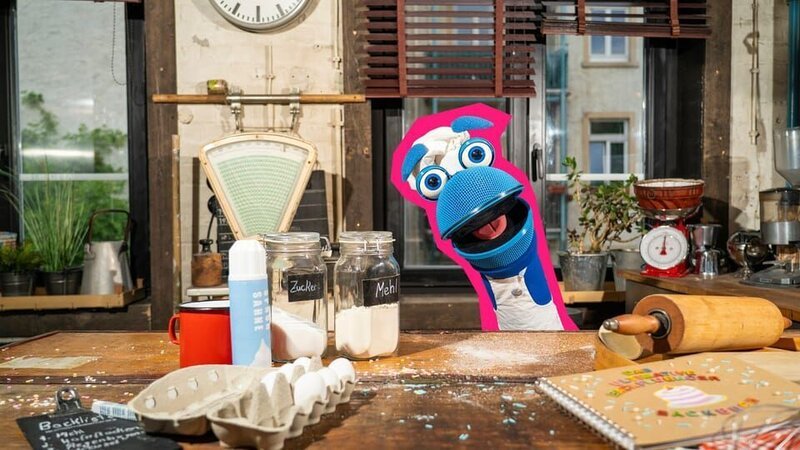 SingDing will „Backfluencer“ werden, doch das ist leichter gesagt als getan, denn in der Küche kann einiges schief gehen. – Bild: ZDF/​Tim Bornemann