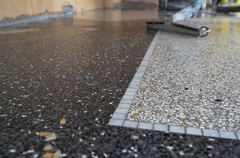 Der zweifarbige Terrazzoboden mit Mosaikband kann Generationen überdauern. – Bild: SWR