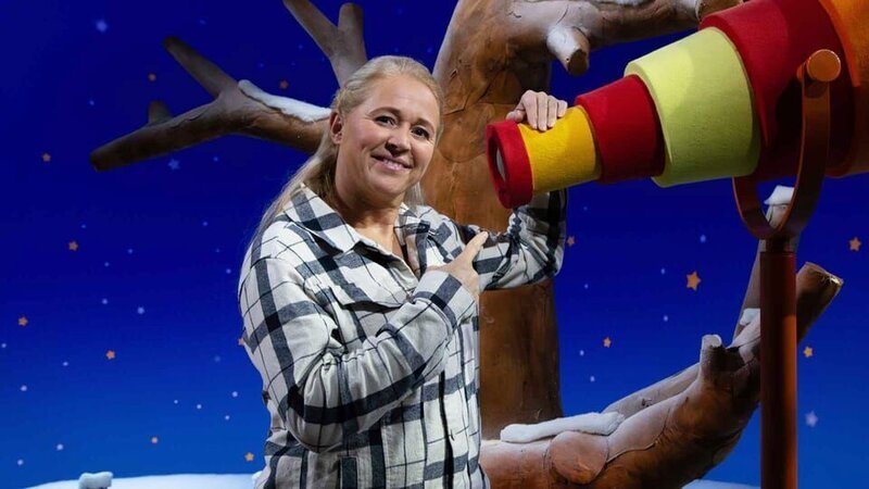 Singa guckt sich die Bilder an, die mit dem Stern kommen und denkt sich dazu eine Geschichte aus. – Bild: KiKA