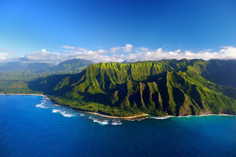 Luftaufnahme der spektakulären Na Pali Küste, Insel Kauai – Hawaii. – Bild: ZDF und ORF/​BBC/​Maxim Kabb.