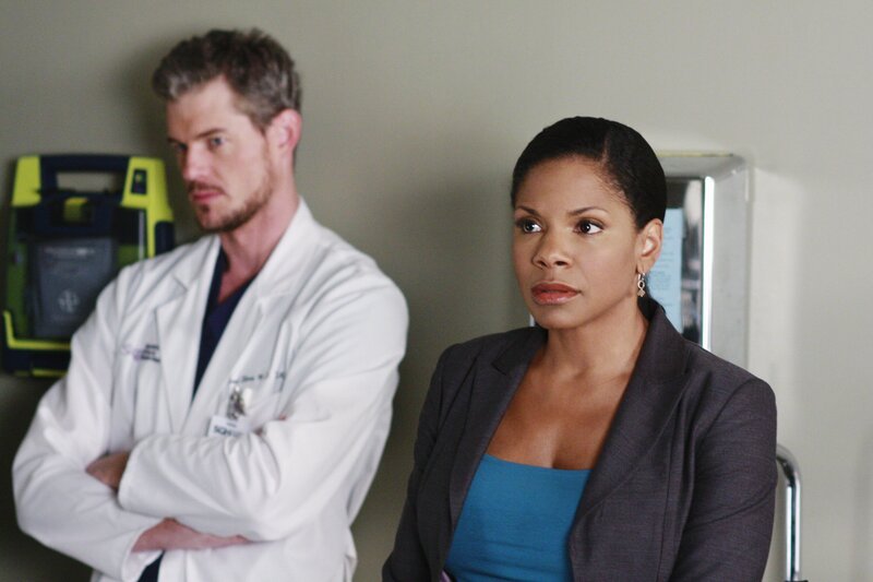 Addisons Bruder Archer Montgomery wird nach einem Zusammenbruch ins „Seattle Grace“ eingeliefert. Zwischen Addison, Derek, Naomi (Audra McDonald, r.) und Mark (Eric Dane, l.) kommt es zu einem traurigen Wiedersehen … – Bild: American Broadcasting Companies, Inc. /​ Ron Tom