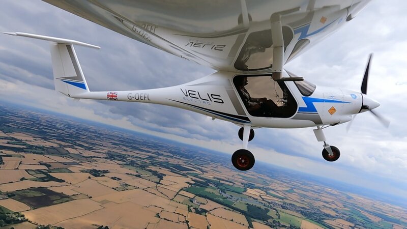 Auf dem Pipistrel Velis Electro Flugzeug werden die Piloten von morgen ausgebildet – die Reichweite von 100 Kilometern reicht für eine Flugstunde. – Bild: WeltN24 GmbH/​Like a Shot Entertainment Limited