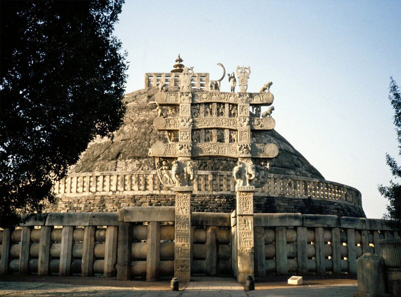 Großer Stupa/​Total mit Nordtor. – Bild: ORF (FS1/​FS2) /​ SW3 /​ SWR