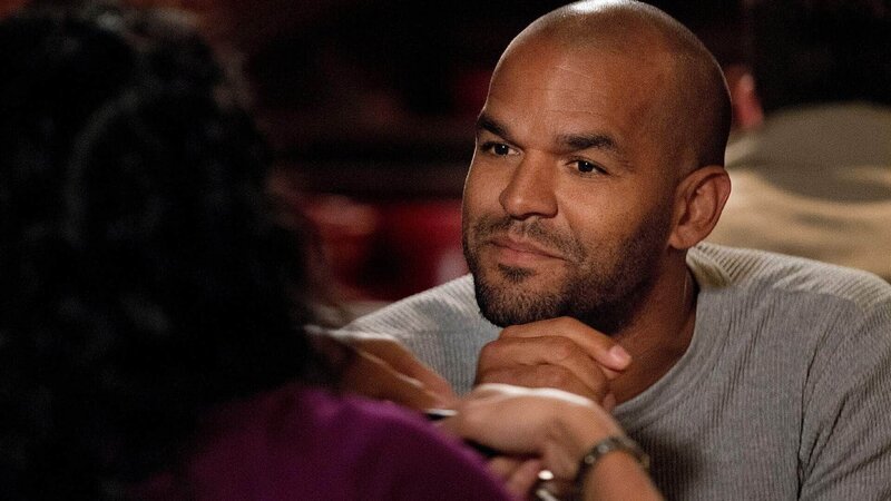 Jane Rizzoli (Angie Harmon) fühlt sich immer mehr zu Lieutenant Martinez (Amaury Nolasco), dem Leiter der Drogenfahndung, hingezogen. – Bild: TVNOW /​ Warner Bros. Entertainment