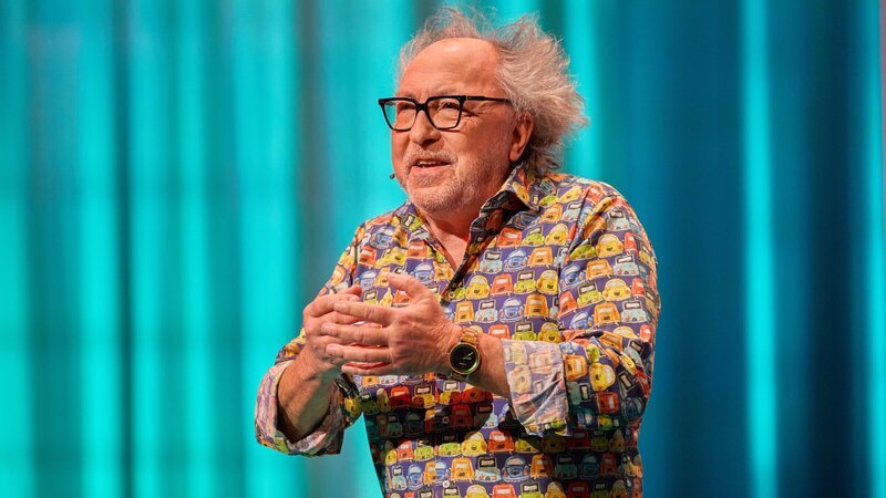 Die Sendung „TILT!“ wird von Urban Priol moderiert. – Bild: ZDF