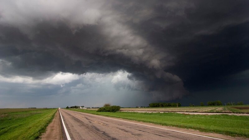 A storm near Elwood, Nebraska, May 29, 2008.  This storm went on to produce an EF-2 tornado that struck Kearney. – Bild: 2009 Ryan McGinnis