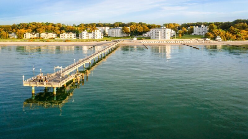 Perlenkette und Grandhotel. – Bild: NDR/​Grand Hotel Heiligendamm