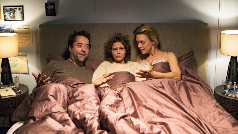 Papa Hannes (Jan Josef Liefers), Tochter Carla (Harriet Herbig-Matten) und Mama Sara (Heike Makatsch) – Bild: RTLZWEI Papa Hannes (Jan Josef Liefers), Tochter Carla (Harriet Herbig-Matten) und Mama Sara (Heike Makatsch) – Bild: RTLZWEI